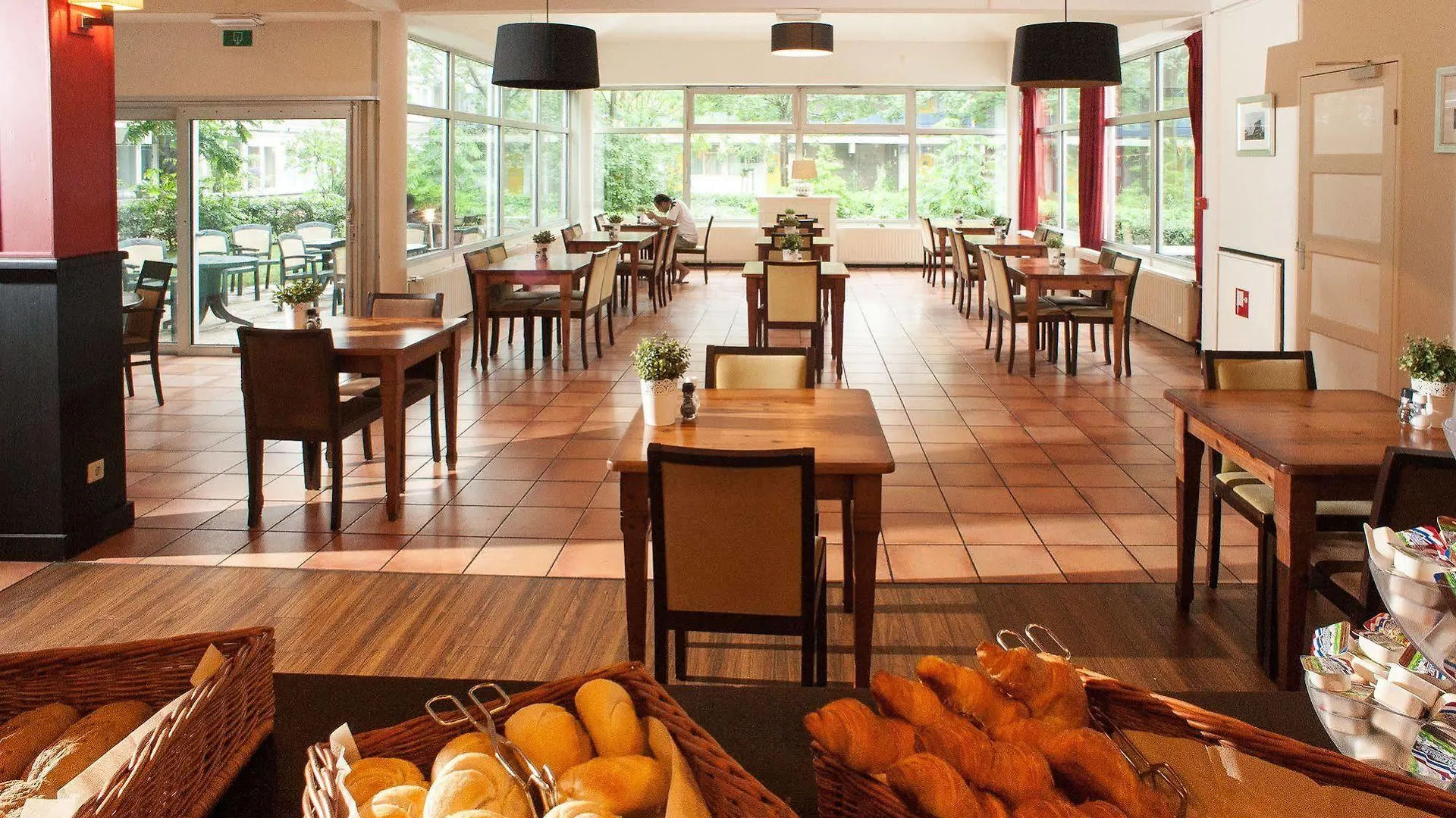 New West Inn Amsterdam Hotel